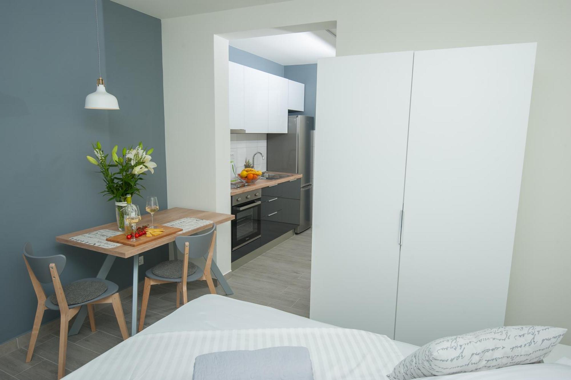 Seaside Luxury Suites Подстрана Номер фото