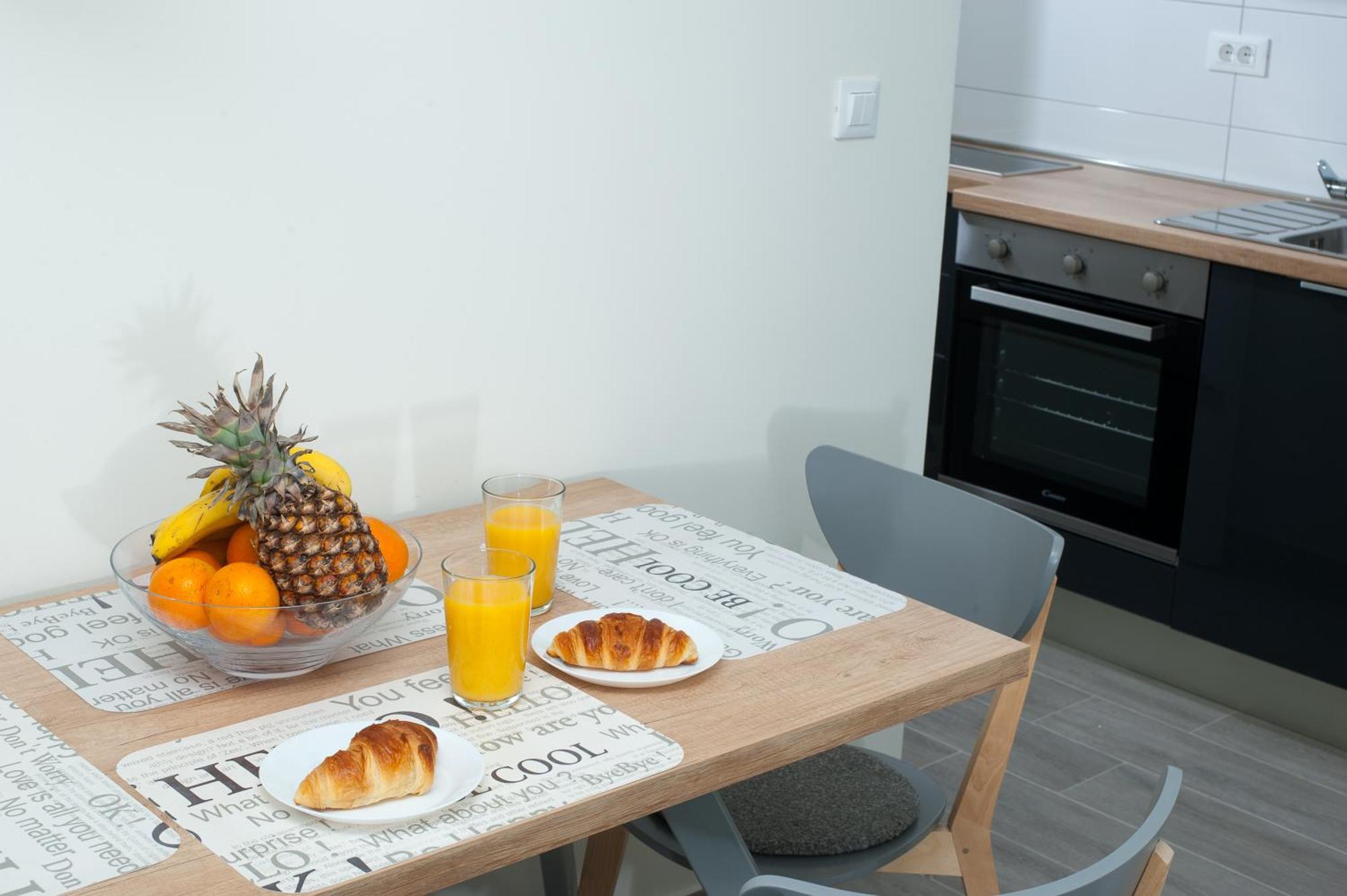 Seaside Luxury Suites Подстрана Номер фото