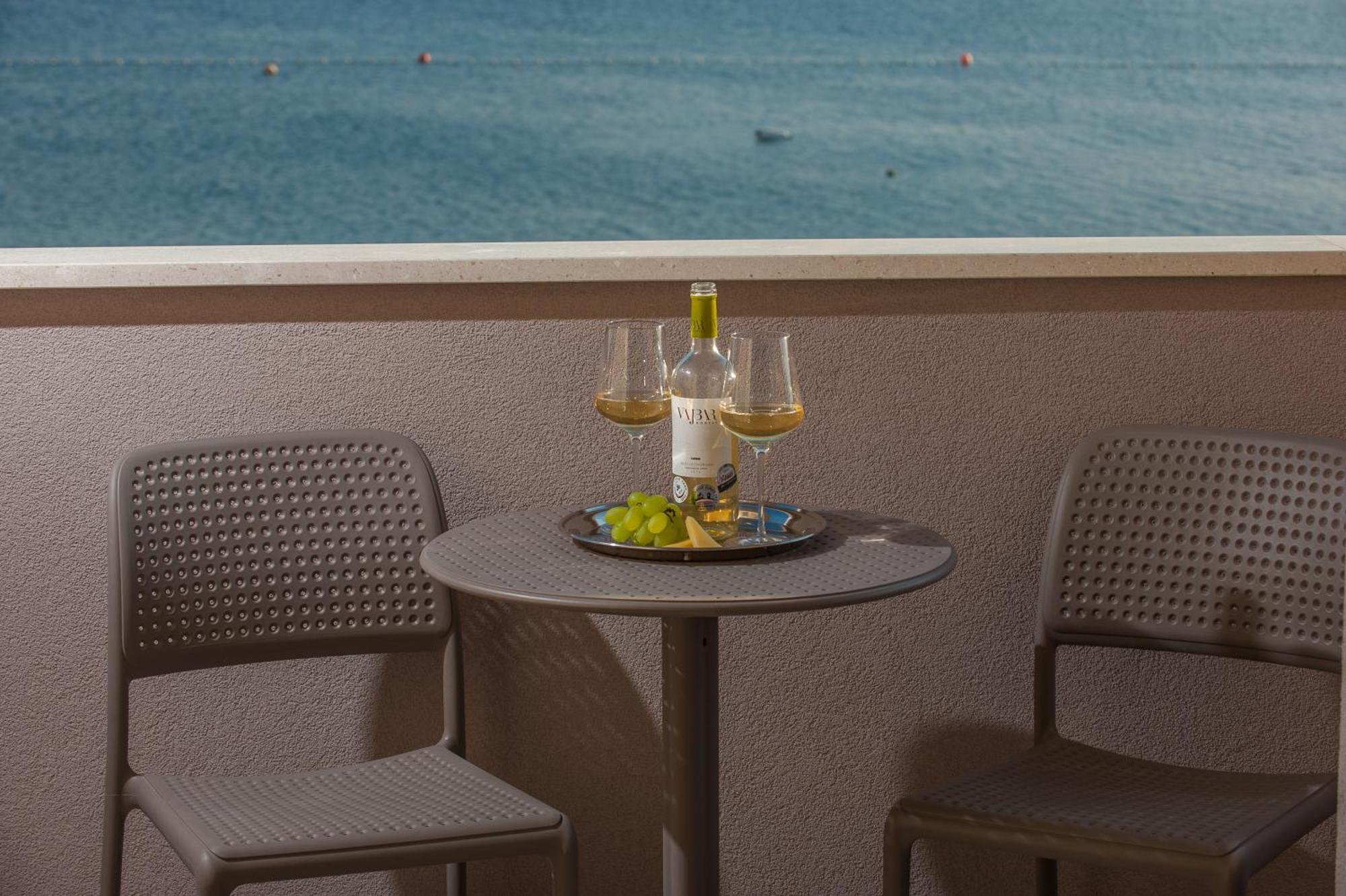 Seaside Luxury Suites Подстрана Номер фото