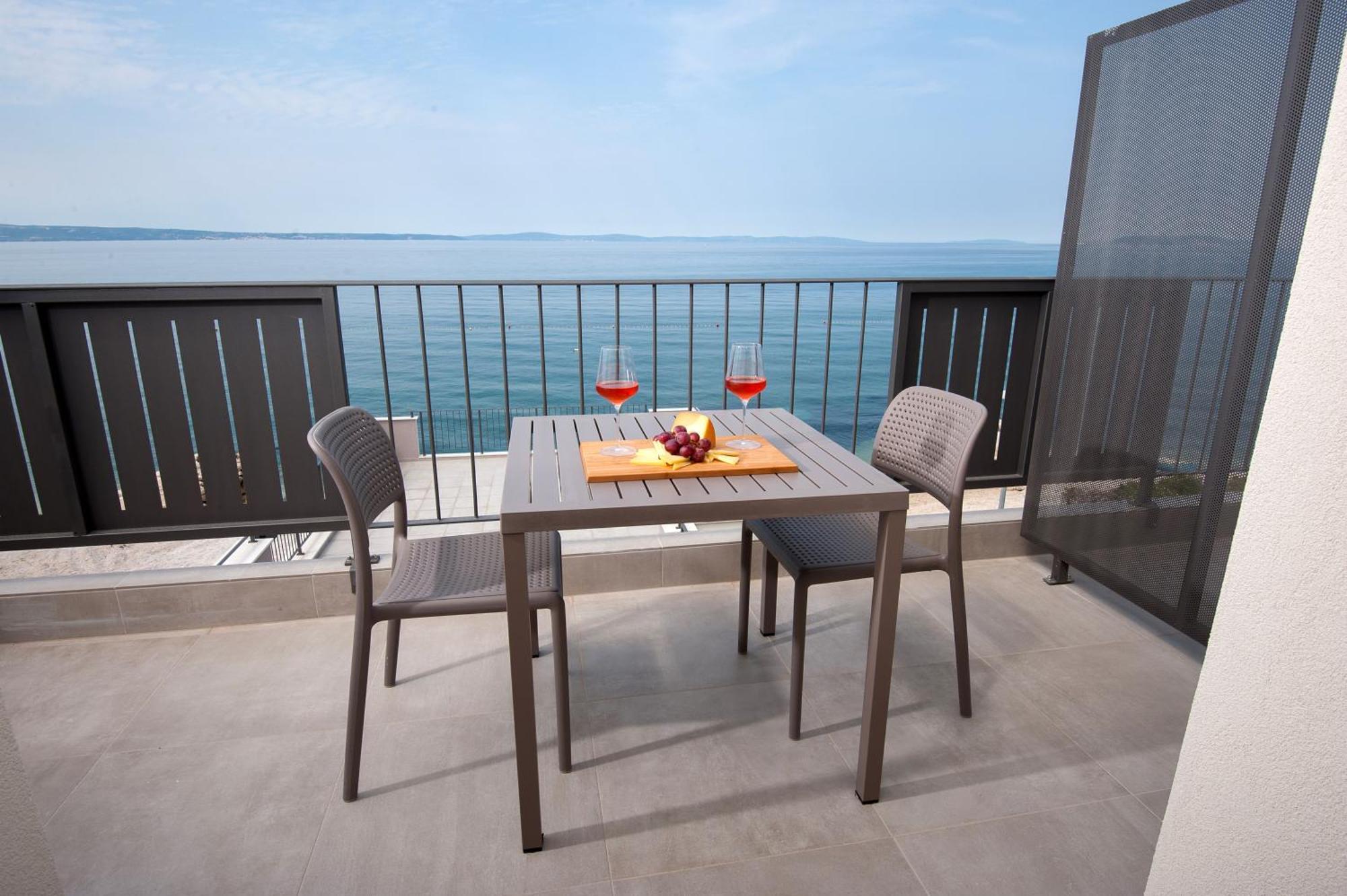 Seaside Luxury Suites Подстрана Номер фото